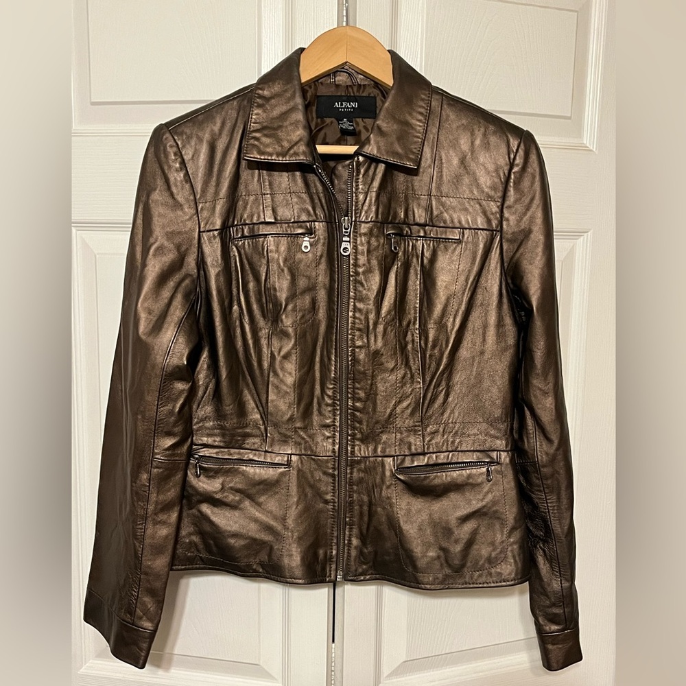 Leather bronze metallic jacket. 4 zipped pockets, fitted, lined. Size M P